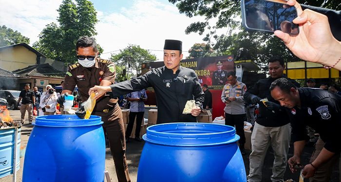 Pemkot Bandung Dukung Pemberantasan Peredaran Obat Ilegal, Polisi Musnahkan 2,7 Juta Butir Obat Terlarang