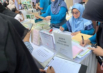 Pengunjung Bisa Langsung Wisuda, Dua Profesor FSRD ITB ‘Jual Ijazah Palsu’ di Pasar Seni ITB