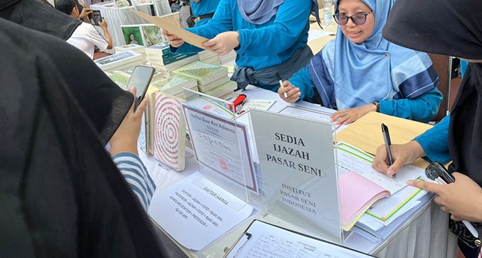 Pengunjung Bisa Langsung Wisuda, Dua Profesor FSRD ITB ‘Jual Ijazah Palsu’ di Pasar Seni ITB