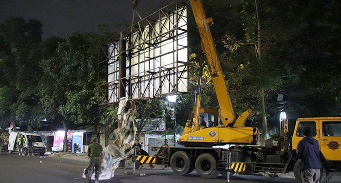 Sejumlah Reklame dan Bangunan Ilegal di Tertibkan Satpol PP