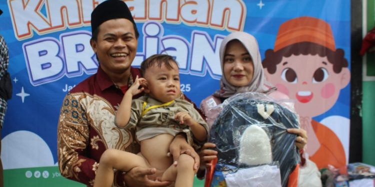 Wujudkan Kepedulian Sosial Menyambut Hari Santri 2025, BRI dan YBM BRILiaN Gelar Khitanan Massal di Jatibarang
