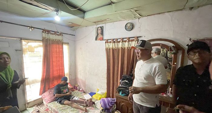 Komisi II DPRD Kota Bandung, Asep Robin Tinjau Langsung Rumah Nyaris Ambruk di Pasir Impun