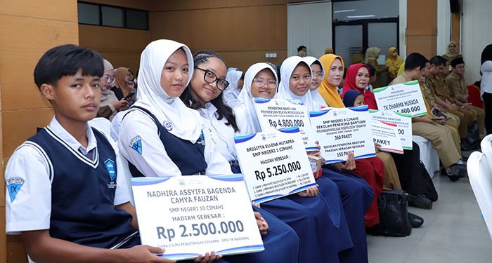 Bantuan Pendidikan Pemkot Cimahi 2025, Ribuan Siswa Terima Seragam dan Perlengkapan Sekolah