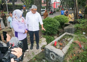 Pemkot Bandung Bersihkan Coran Bekas STO Telkom yang Menyumbat Selokan di Jalan Supratman