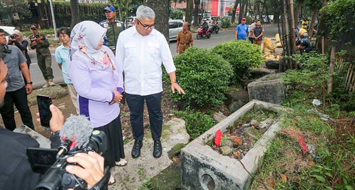 Pemkot Bandung Bersihkan Coran Bekas STO Telkom yang Menyumbat Selokan di Jalan Supratman