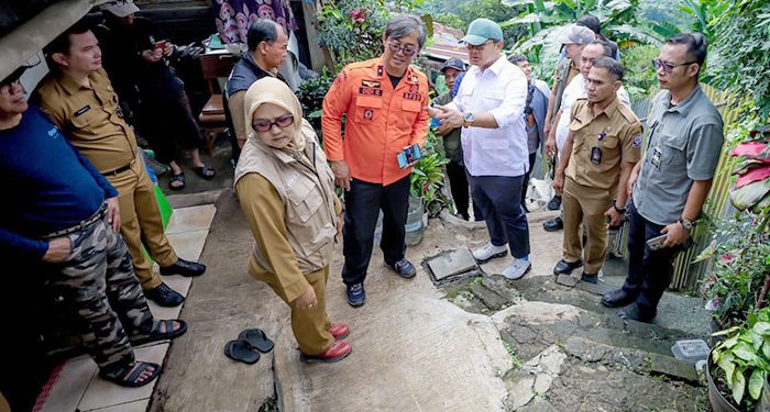 Tanah Mulai Bergeser, Dua Keluarga di Cidadap Diungsikan Demi Keselamatan