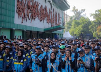 Ratusan Warga Ikuti Aksi Bebersih Stadion Siliwangi, Wali Kota Bandung Turut Turun Tangan