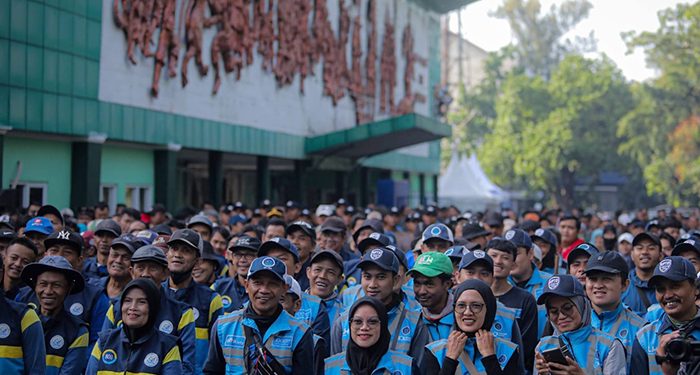 Ratusan Warga Ikuti Aksi Bebersih Stadion Siliwangi, Wali Kota Bandung Turut Turun Tangan