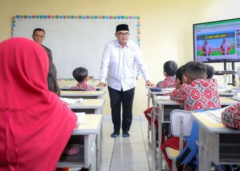 Sapa Siswa dan Sampaikan Permohonan Maaf, Wali Kota Bandung Sambangi SDN 117 Batununggal