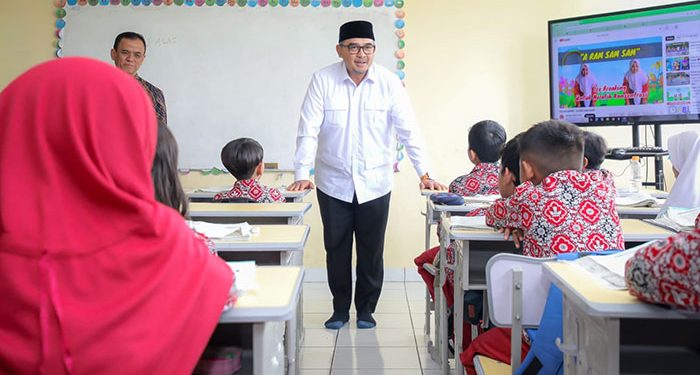 Sapa Siswa dan Sampaikan Permohonan Maaf, Wali Kota Bandung Sambangi SDN 117 Batununggal