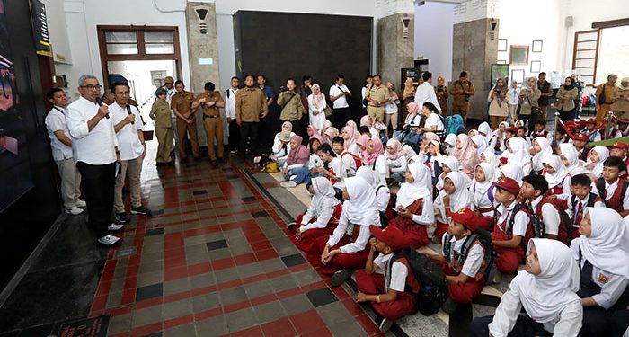 Farhan Sapa Para Murid dan Pengunjung yang Datang ke Museum Geologi Bandung