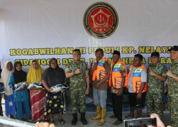 Kogabwilhan III Serahkan Bantuan 100 Sak Beras dan 100 Life Vest untuk Nelayan Sidangoli Dehe