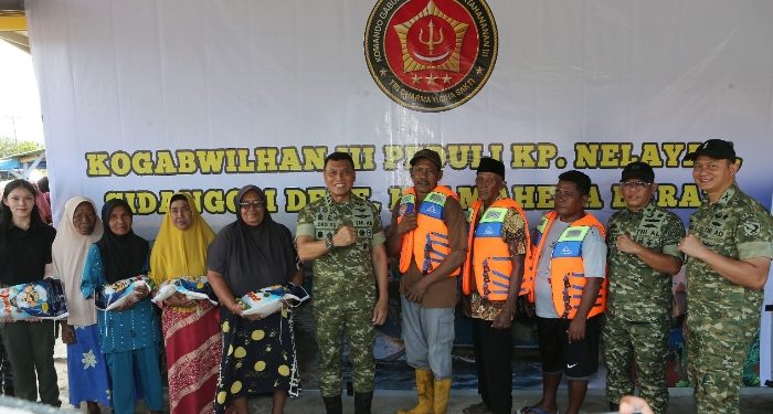 Kogabwilhan III Serahkan Bantuan 100 Sak Beras dan 100 Life Vest untuk Nelayan Sidangoli Dehe