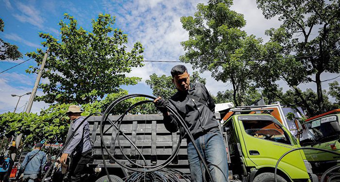 14 Ton Kabel Udara di Jalan Buahbatu Bandung Berhasil Dibersihkan