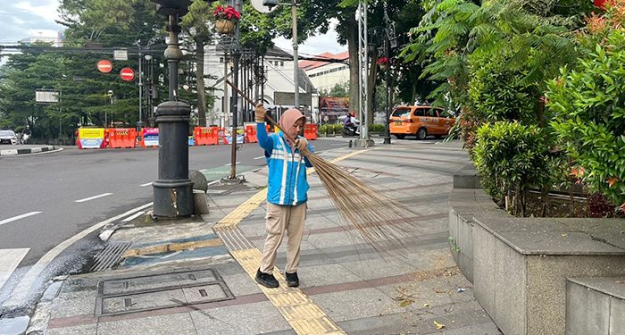 Bandung Kembali Bersih Berkat Kerja Keras Petugas Kebersihan Sejak Pukul 04.00 WIB