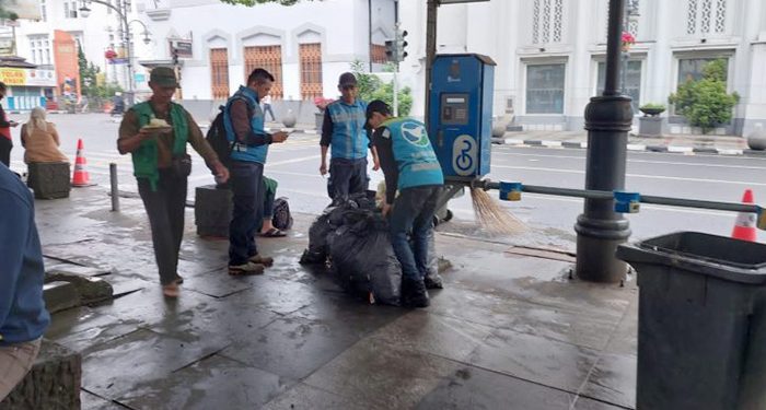 Pemkot Bandung Bergerak Cepat, 95 Meter Kubik Sampah Tahun Baru Berhasil Diangkut