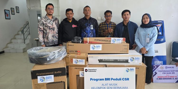 Penyerahan bantuan alat musik BRI kepada komunitas Balada Anak Desa di Sukabumi