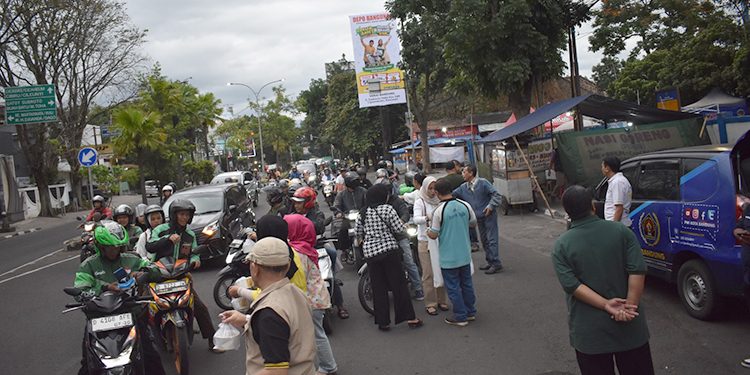 Pokja PWI Kota Bandung Bagi Takjil di Hari ke-9 Ramadhan