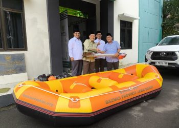 BAZNAS Jawa Barat Serahkan Bantuan Perahu Karet Kebencanaan kepada BAZNAS Kabupaten Bekasi