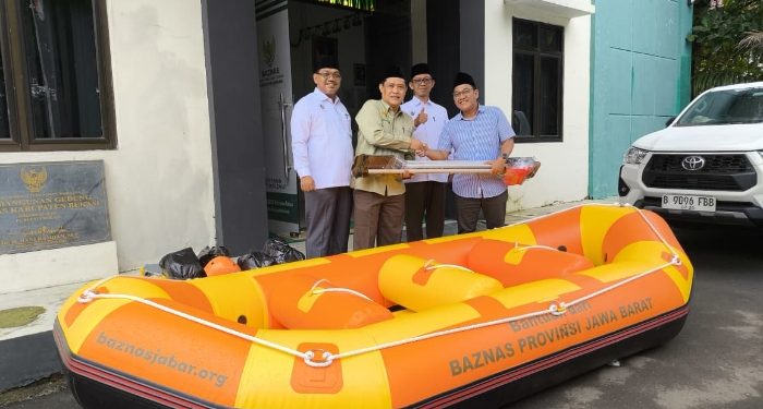 BAZNAS Jawa Barat Serahkan Bantuan Perahu Karet Kebencanaan kepada BAZNAS Kabupaten Bekasi