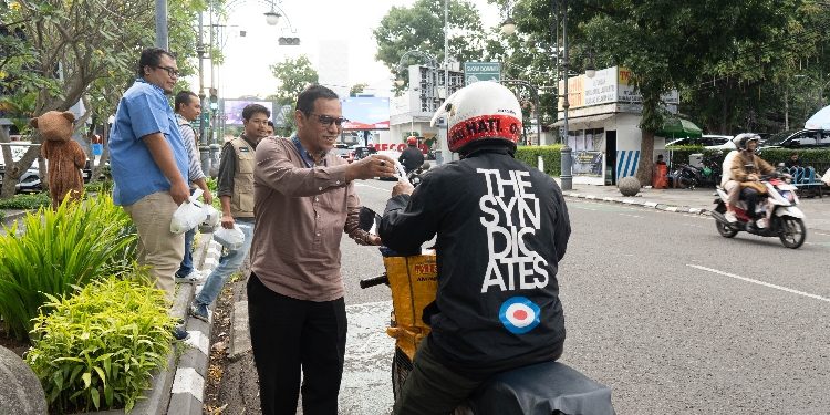 Hangatkan Ramadhan 1447 H, PT Pos Properti Indonesia Bagikan 600 Paket Takjil