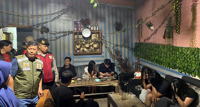 Satpol PP Bandung Amankan Tiga Dus Miras Tanpa Izin di Pasar Andir