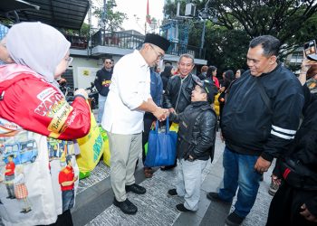 Ngabuburide CSR di Cikapundung Riverspot, Tribun Jabar Bagikan Takjil dan Sembako untuk Loper Koran