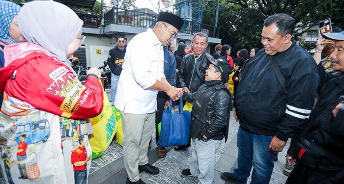 Ngabuburide CSR di Cikapundung Riverspot, Tribun Jabar Bagikan Takjil dan Sembako untuk Loper Koran