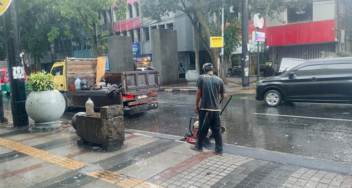 Diguyur Hujan, Perapihan Bekas Galian IPT di Bandung Tetap Dikebut Jelang Idulfitri