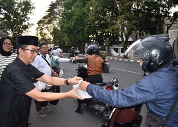Ribuan Takjil Dibagikan, Pokja PWI Kota Bandung Tutup Program PWI Berbagi Ramadhan
