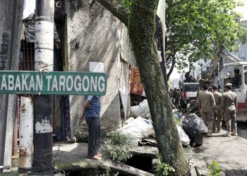 Satpol PP Tertibkan Bangli dan PKL di Babakan Tarogong, Atasi Banjir dan Kemacetan