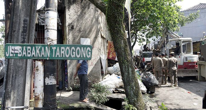 Satpol PP Tertibkan Bangli dan PKL di Babakan Tarogong, Atasi Banjir dan Kemacetan