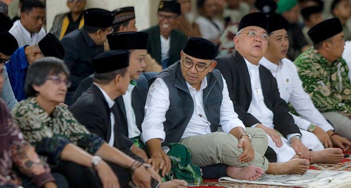 Farhan Ajak Warga Makmurkan Masjid Agung Bandung