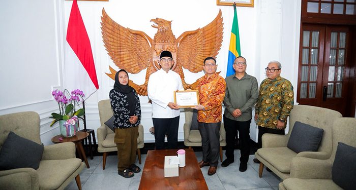 Pemkot Bandung Beri Santunan Keluarga Korban Pohon Tumbang