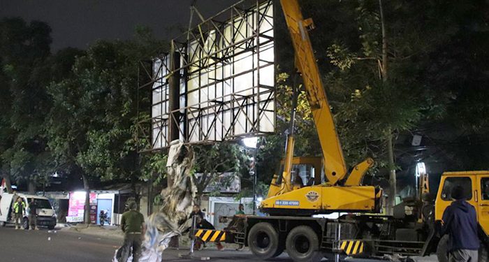 Tak Ada Toleransi, Pemkot Tertibkan Reklame Ilegal