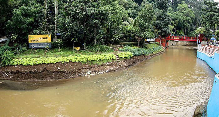 Sampah di Sungai Dominan, 300 Meter Kubik Diangkut Sehari