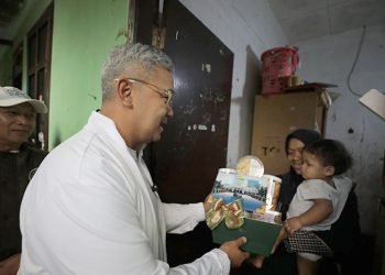 Tangis Haru Ibu Delapan Anak Sambut Bantuan Farhan di Ujungberung