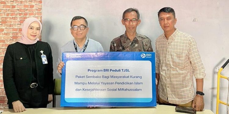 Komitmen TJSL, BRI Bantu Warga Ciamis Lewat Penyaluran Sembako