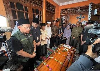 BAZNAS Jabar Dampingi Dedi Mulyadi Salurkan Santunan Korban Kecelakaan KRL dan KA Argo Bromo Anggrek di Bekasi