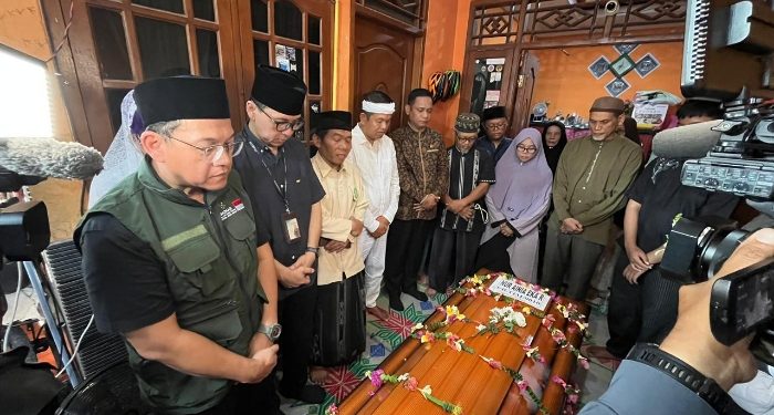 BAZNAS Jabar Dampingi Dedi Mulyadi Salurkan Santunan Korban Kecelakaan KRL dan KA Argo Bromo Anggrek di Bekasi
