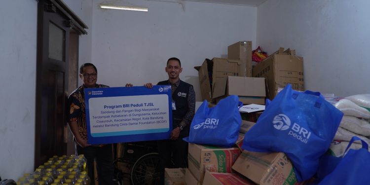 BRI RO Bandung Salurkan Bantuan untuk Korban Kebakaran di Dungusema