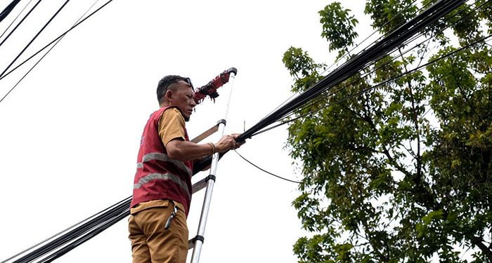 Kabel Menjuntai Ditertibkan, Bandung Bergerak Jadi Kota Lebih Rapi dan Aman