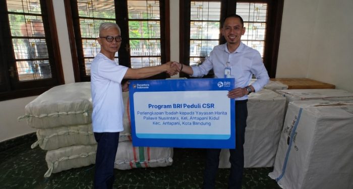 BRI Peduli Hadir untuk Warga Bandung, Bantuan Perlengkapan Ibadah Disalurkan