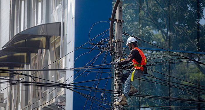 Pemkot Bandung Tertibkan Kabel Udara Ilegal, Farhan Pastikan Layanan Internet Tetap Aman