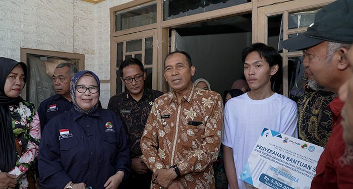 Pemkot Cimahi Hadir Langsung ke Rumah Warga Rentan, Beri Bansos dan Harapan Baru
