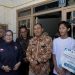 Pemkot Cimahi Hadir Langsung ke Rumah Warga Rentan, Beri Bansos dan Harapan Baru