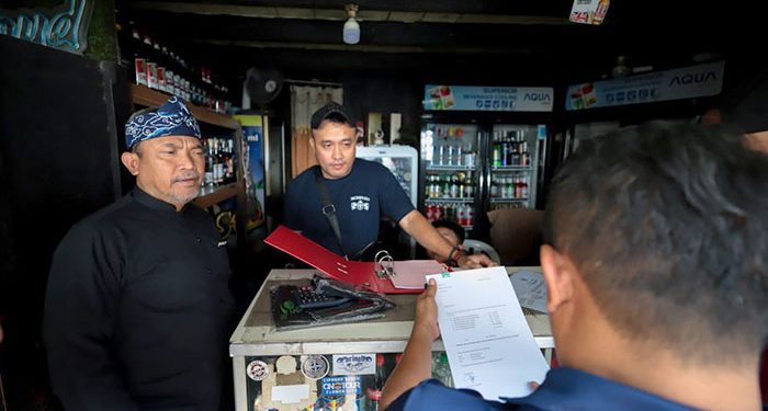 Satpol PP Bandung Respons Cepat Aduan Warga, Kios Penjual Miras Langsung Ditindak