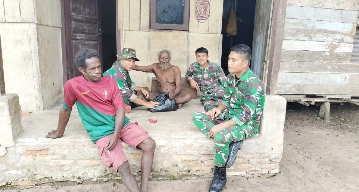 Melalui Komsos, Satgas Yonif 123/Rajawali Pererat Silaturahmi dengan Warga di Kampung Wonggi