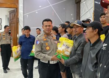Wujud Kepedulian Polri, Kasat Lantas Polrestabes Bandung Salurkan Bantuan Sosial