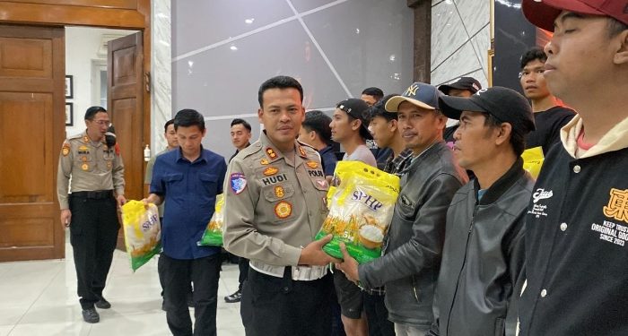 Wujud Kepedulian Polri, Kasat Lantas Polrestabes Bandung Salurkan Bantuan Sosial